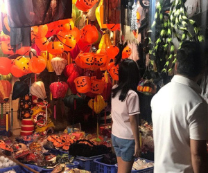 Sôi động thị trường đồ chơi Halloween, phù thủy, siêu nhân nhí xuất hiện
