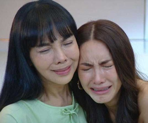 Ngày tôi lấy chồng, mẹ chồng cũ mang đến một hộp gỗ nhỏ, mọi người trố mắt ngạc nhiên còn tôi lặng người với thứ bên trong