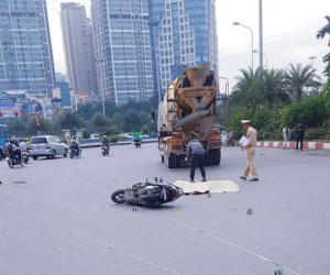 Hà Nội: 2 phụ nữ tử vong tại chỗ sau khi va chạm với xe bồn chở bê tông