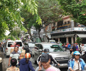 Hàng chục người dừng xe livestream thi thể người phụ nữ dưới kênh Nhiêu Lộc-Thị Nghè khiến giao thông hỗn loạn