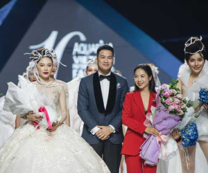 Linh Rin diện váy cưới - Phillip Nguyễn như chú rể, siêu lãng mạn khi lên sân khấu tặng hoa cho bạn gái
