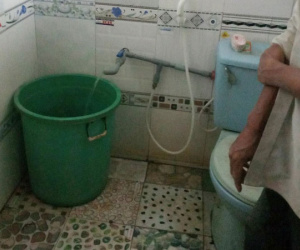 Mẹ mải việc, bé gái 3 tuổi chết trong nhà vệ sinh khi đi học về