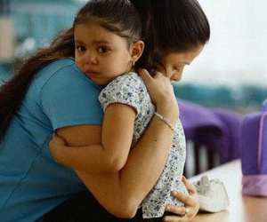 Con nằm viện vì sốt xuất huyết, chồng mang 5 triệu đến ném vào mặt tôi và bảo tôi ra giá rồi ôm con mà cút đi cho khuất mắt