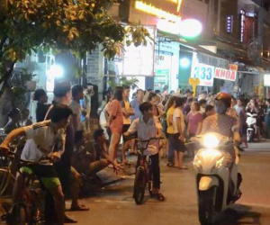 Hàng trăm người hiếu kì xem công an điều tra vụ thanh niên treo cổ chết trong phòng trọ