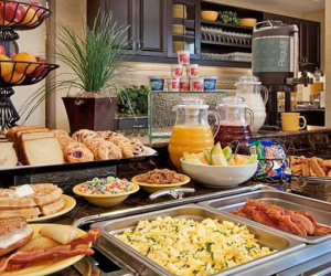 Tại sao các khách sạn thường phục vụ bữa sáng buffet miễn phí cho khách? Như vậy là họ lỗ hay lời?