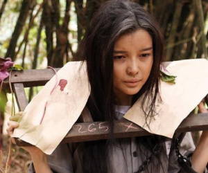 'Tiếng sét trong mưa': Lộ cảnh Hai Sáng - Cao Thái Hà đi tù, đeo gông bẩn thỉu còn bị ném trứng thối vào mặt