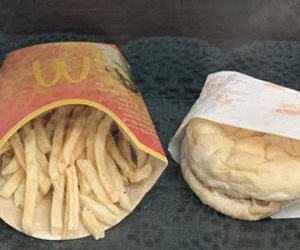 Suất ăn nhanh McDonald cuối cùng của Iceland được trưng bày tủ kính như tác phẩm nghệ thuật, 10 năm rồi vẫn chưa bị phân hủy