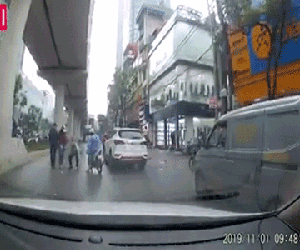 Clip: Cô gái đánh rơi tiền giữa đường mưa bị 2 tài xế xe ôm lao ra nhặt mất, khốn khổ xin lại vẫn không được trả