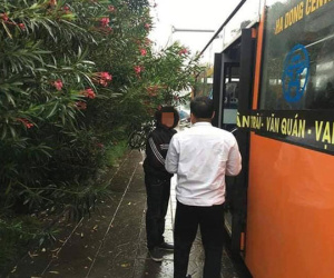 Nam thanh niên khóc lóc xin tha do kẹp 3 trên 'Dream chiến' rồi tông vỡ kính xe buýt