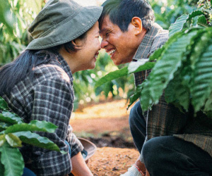Bộ ảnh đôi vợ chồng U60 tình tứ trên rẫy cà phê gây 'sốt' MXH, người cầm máy còn đặc biệt hơn