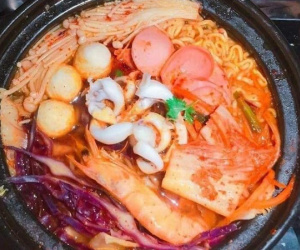 Tiết lộ choáng váng về góc khuất phía sau món mì cay, buffet giá rẻ từ một cựu nhân viên phục vụ khiến chị em giật mình