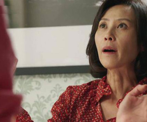 Ngày đầu ra mắt mẹ bạn trai ném vào mặt xấp giấy, cầm chổi quét đuổi tôi về