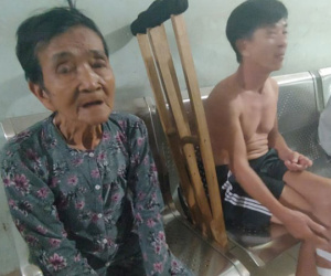 Phẫn nộ bà cụ bị gã thanh niên tạt cháo lên đầu, lừa lấy mất 23 triệu đồng vay để mổ chân cho con