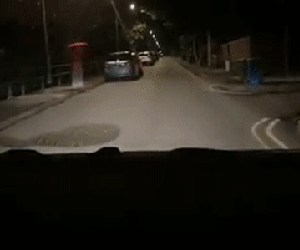 Video: Sởn tóc gáy đoạn clip 'ma nữ áo trắng' cầm dù đứng bên đường nhưng đáng ngưỡng mộ là thái độ bình tĩnh của tài xế ô tô