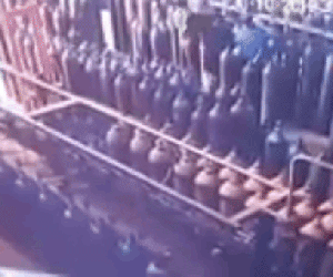 Video: Khoảnh khắc bình oxy phát nổ, lửa bùng lên kinh hoàng khiến 2 người tử vong