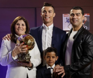 Mẹ Ronaldo tố mafia trong bóng đá cướp nhiều danh hiệu của con trai