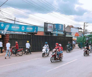 Bình Phước: Kinh hoàng thùng container văng xuống đường làm 2 người thương vong, người thân khóc nghẹn tại hiện trường