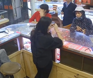 Clip: Khoảnh khắc người phụ nữ làm 'ảo thuật hô biến', cuỗm sợi dây chuyền 17 chỉ vàng ngay trước mắt nhân viên