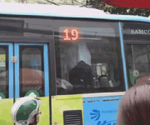 Tài xế Grabbike và xe buýt chốt cửa đấm đá trong xe, CSGT đứng dưới hét: 'Mở cửa ra'