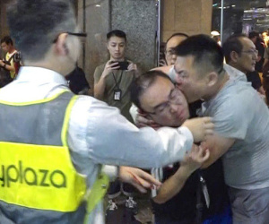 Hong Kong: Tấn công bằng dao đẫm máu xảy ra, nghi phạm cắn đứt tai quan chức