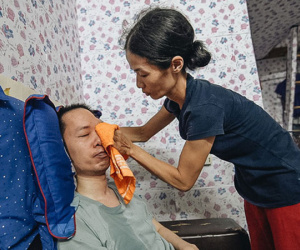 Xúc động người vợ 10 năm chăm chồng bị liệt toàn thân ở Hà Nội: 'Nếu không có anh, tôi không sống nổi'