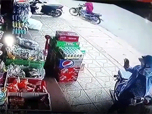 Video: Kinh hoàng thùng container văng xuống đường làm 2 người thương vong
