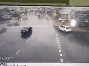 Video: Đạp nhầm chân ga, ô tô leo lên vỉa hè đâm cô gái tử vong