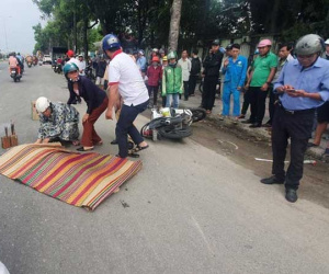 Người thân gào khóc bên thi thể người phụ nữ bị xe trộn bê tông cán tử vong