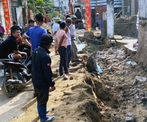 Tường sập đè trúng hai công nhân