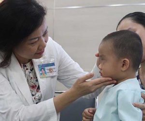Bé trai 2 tuổi suýt bị mù mắt do biến chứng viêm xoang