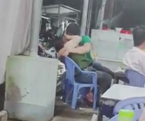 Đôi trai gái thản nhiên ôm hôn ngấu nghiến giữa chốn đông khiến người xung quanh ngơ ngác hỏi nhau: 'Là quán ăn hay là nhà nghỉ?'