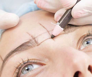 Xăm lông mày làm đẹp đơn giản mà sao vẫn tử vong?