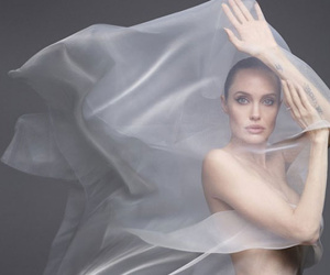 Angelina Jolie đẹp nín thở với bộ ảnh nude 100% ở tuổi 44