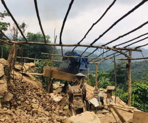 Ngổn ngang những bãi vàng trái phép