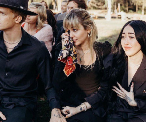Không thể tình hơn: Cody lặng lẽ an ủi Miley Cyrus khi thấy cô khóc trong đám cưới em trai
