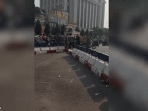 Video: Nam thanh niên chửi bới, thách thức CSGT giữa phố Hà Nội
