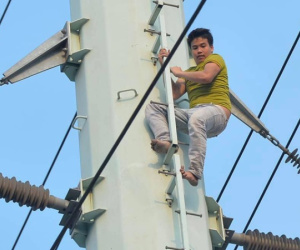Hà Nội: Thanh niên cố thủ ở độ cao hơn 20m trên đường điện cao thế