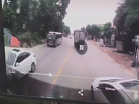 Nữ tài xế đột nhiên tạt đầu xe tải trong sự ngỡ ngàng của người đi đường