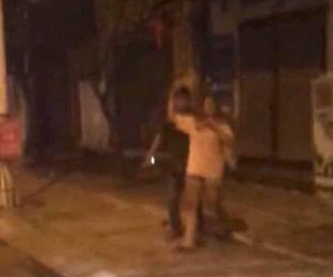Hà Nội: Nam thanh niên cầm dao dí vào cổ bạn gái uy hiếp trong đêm khiến nhiều người sợ hãi