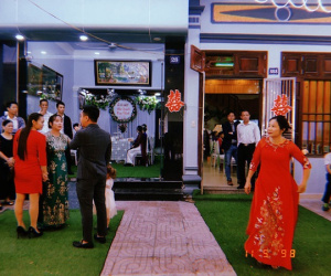 Chuyện tình 'nhà nàng ở cạnh nhà tôi' của cặp đôi chênh nhau 7 tuổi, đám cưới mắc chung một rạp khiến bao người ngưỡng mộ