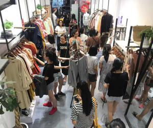 Cuối năm, hàng giảm giá tràn lan: Liệu có đúng giá trị thực?