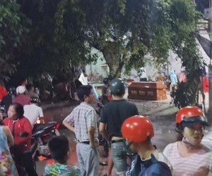 Bị người lạ đặt quan tài trước nhà vì con trai nợ nần