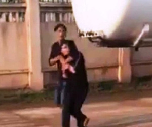 Video: Người đàn ông dùng dao dí vào cổ, khống chế một bé gái