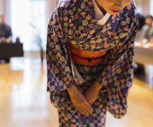 Nhà hàng Nhật Bản bị chỉ trích vì không cho nhân viên đeo kính khi mặc kimono