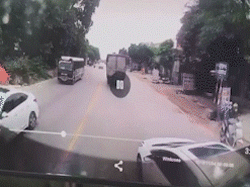 Ô tô con tạt đầu xe tải, đâm thẳng vào xe đi ngược chiều