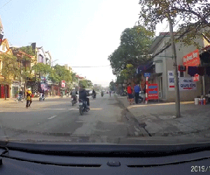 Video: Qua đường thiếu quan sát, bà và cháu bị xe máy tông bất động