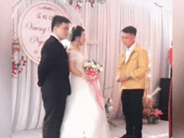Vừa trao quà cưới cho chị gái vừa khóc rấm rứt, cậu em vợ khiến chú rể cũng không kìm lòng được mà làm hành động này