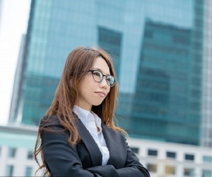 Phụ nữ Nhật nổi giận, đòi quyền được đeo kính đi làm
