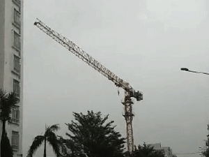Cần trục xây dựng chung cư 32 tầng quay như chong chóng giữa tâm bão số 6