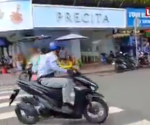 Clip: Người đàn ông mặc áo sơ mi quần âu đóng thùng giật điện thoại trên phố nhanh như chớp